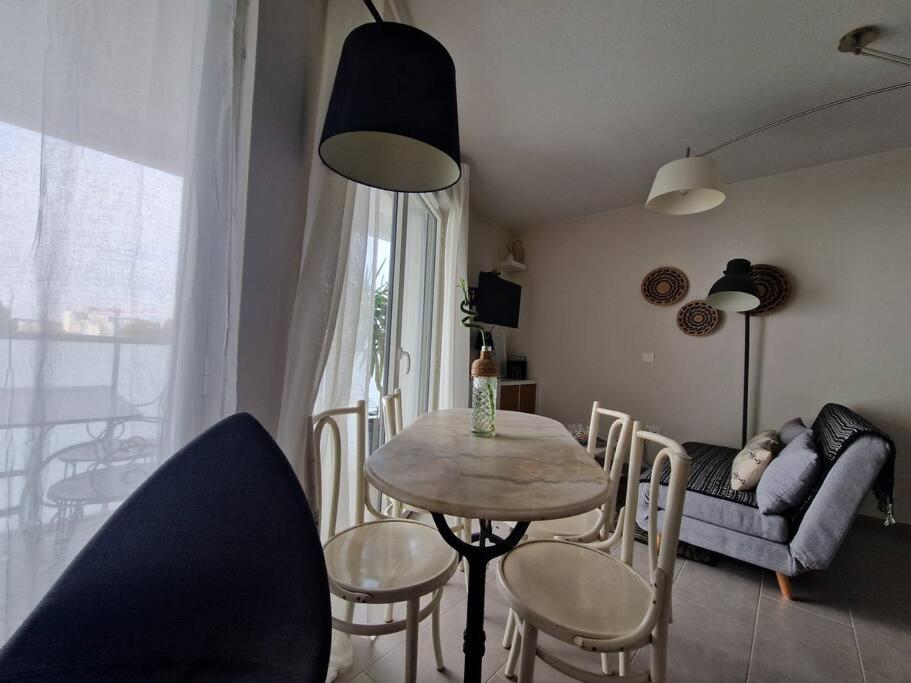 Appartamento Ambre Appart-wifi-terrasse-parking-terrasse-2 Couchages La Rochelle (Charente-Maritime)